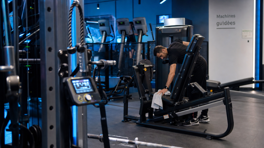 Machine en salle de sport : charge guidée, câbles et poulies réglables