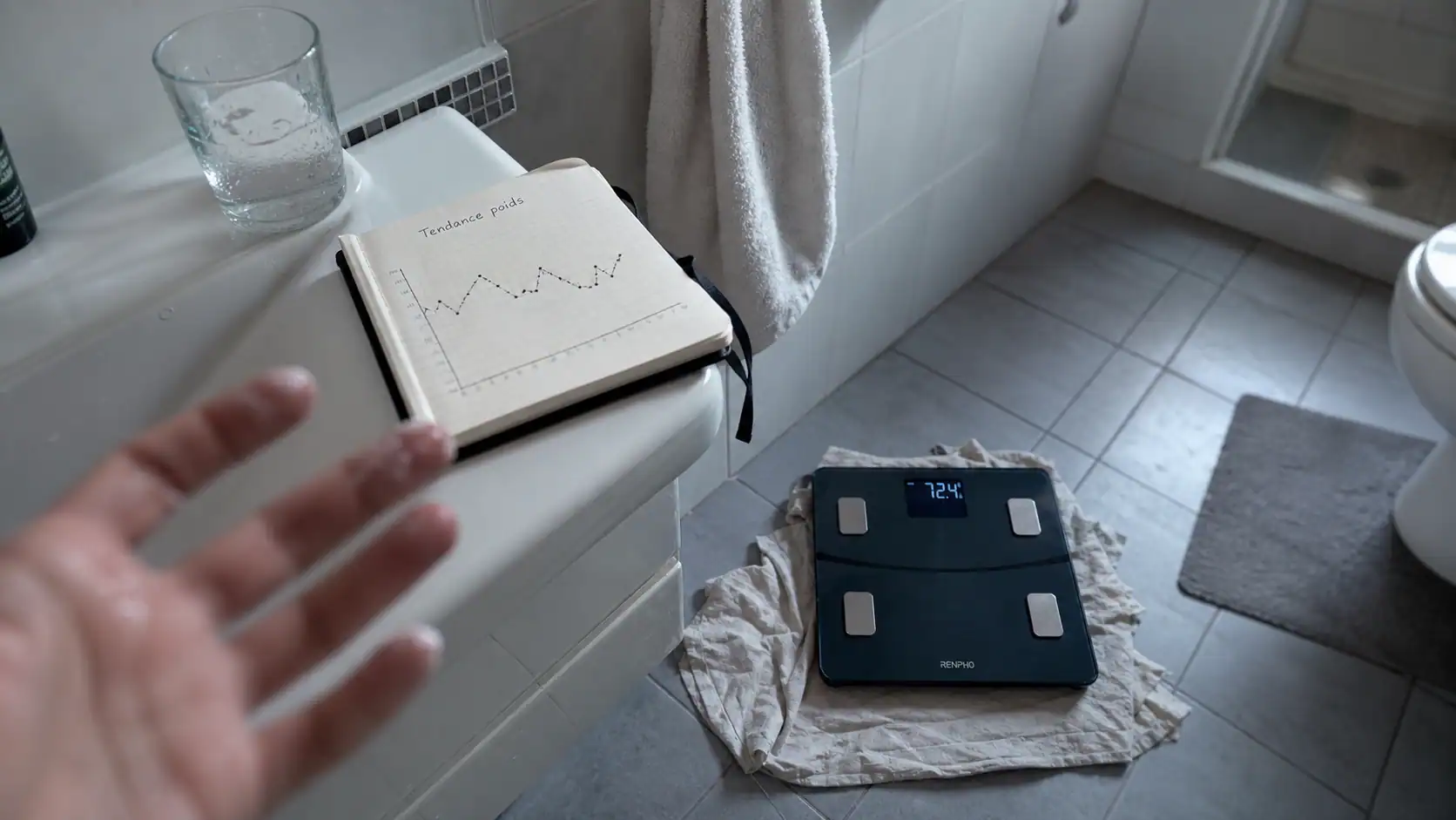 Se peser tous les jours : balance numérique et carnet tendance poids