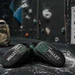 Chaussons escalade millet sur tapis de bloc, semelles tournées vers la caméra.