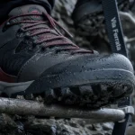 Chaussure via ferrata : semelle rigide sur barreau, grip