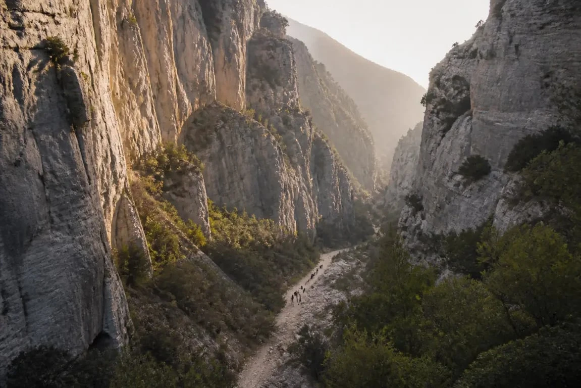 Randonnée gorges Luberon dans les gorges du Luberon, sentier étroit entre falaises calcaires