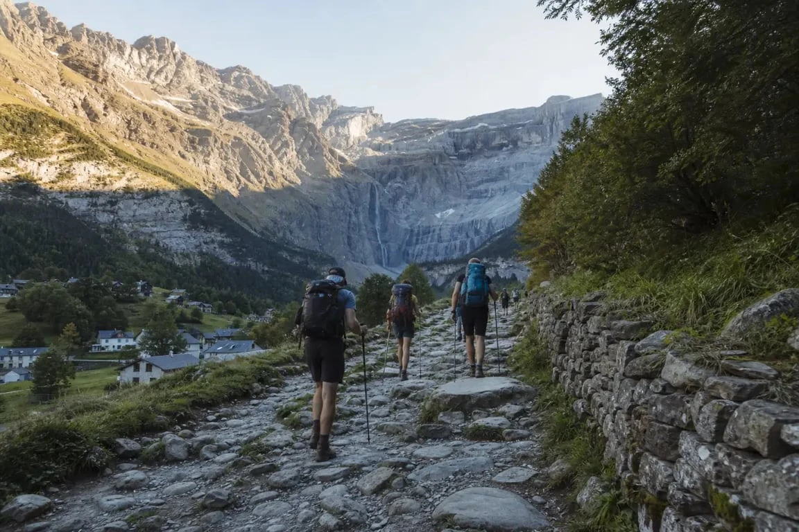 Randonnée Gavarnie : sentier d’accès au cirque de Gavarnie depuis le village