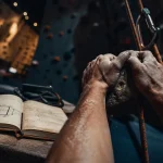 Préparation mentale escalade : mains et respiration face à la peur de la chute