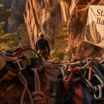 Stage escalade en Corse : baudrier et corde sur rocher de granit à Bavella