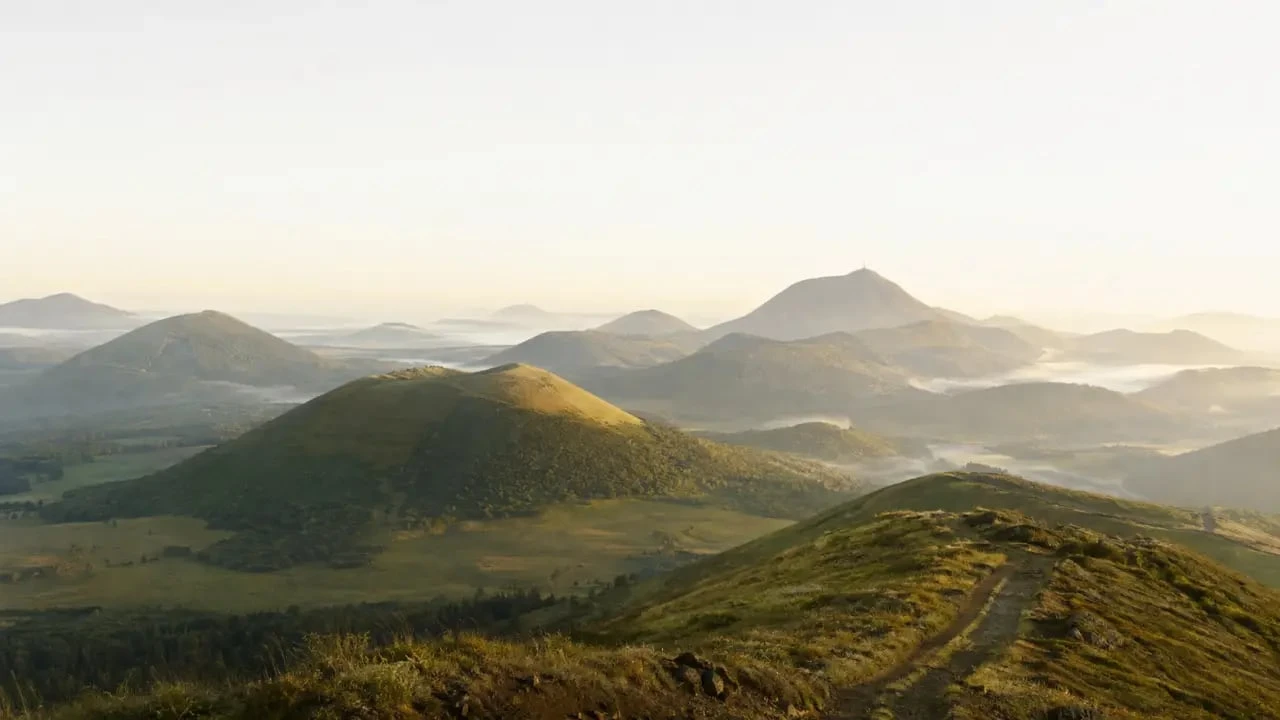 Vacances en auvergnes dans la Chaîne des Puys avec panorama volcanique et sentier de randonnée