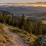 Montagne France : sentier et crêtes jurassiennes en vallée, fin de journée