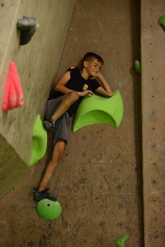 enfant faisant de l'escalade